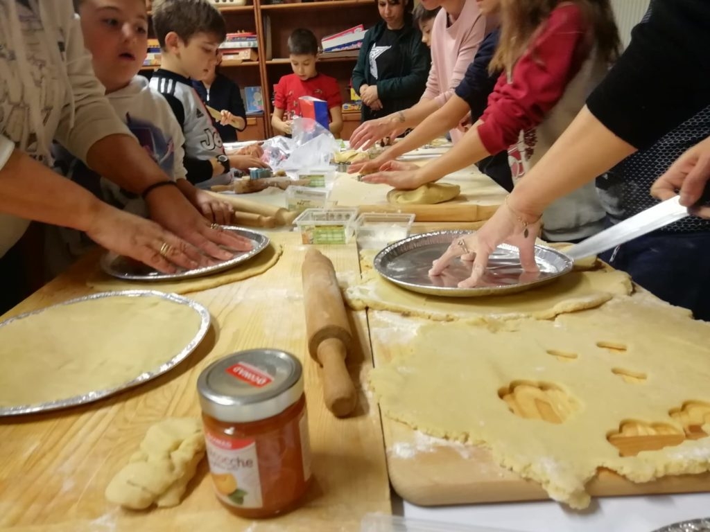 Laboratorio di dolci per la mensa della domenica