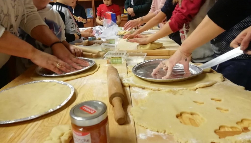 Laboratorio di dolci per la mensa della domenica